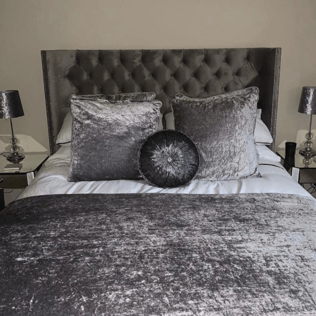Roselyn Winged Bed - vinobeds